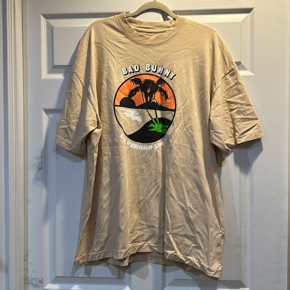 Bad Bunny Offical World’s Hottest Tour Tee Shirt XL Un Verano Sin Ti - Picture 1 of 5